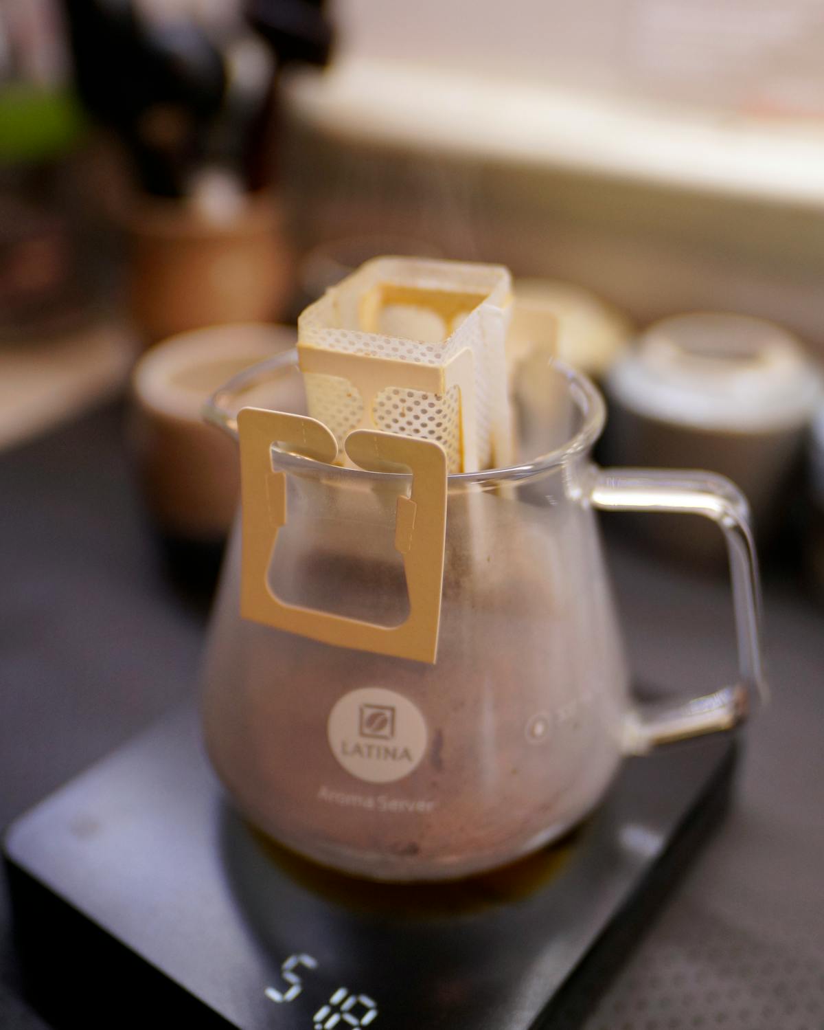 Balance de précision et café filtre sur un plan de travail