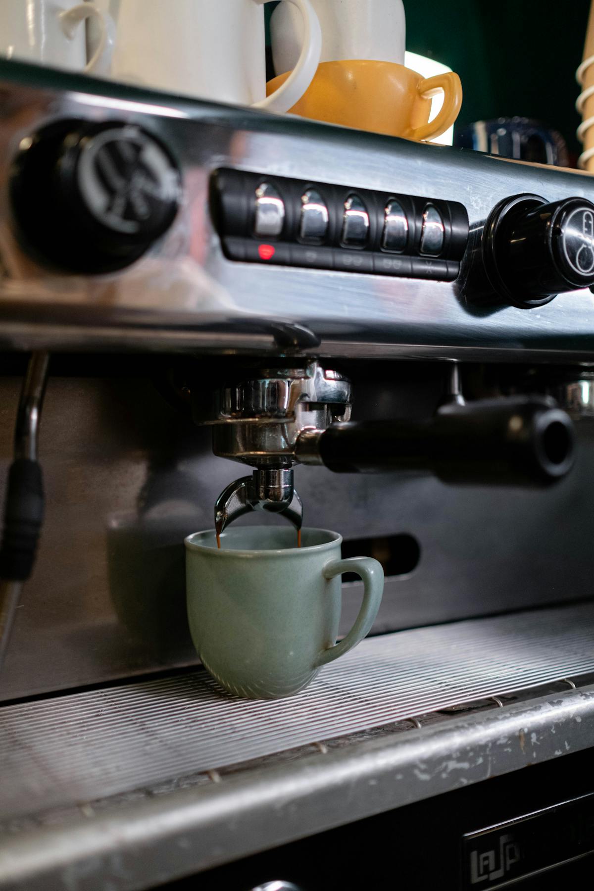 Tasse d'espresso posée sur une soucoupe verte