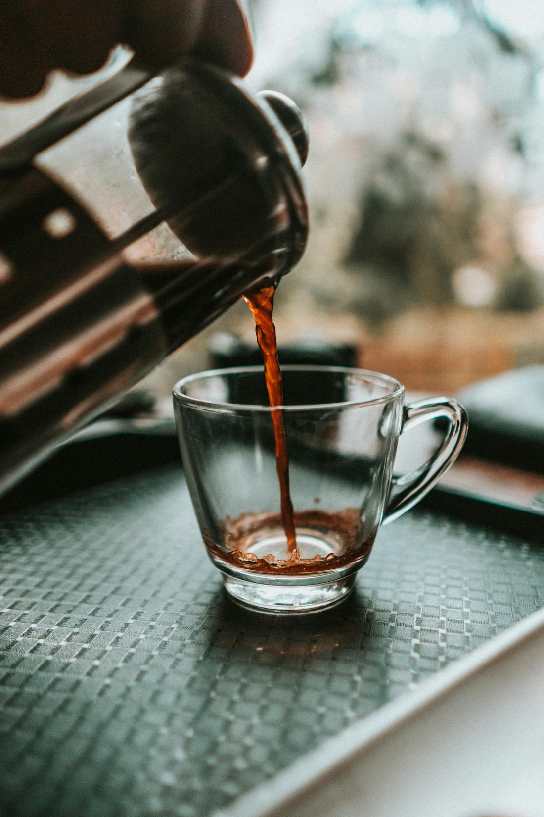 Service d'un café préparé en French press dans une tasse en verre