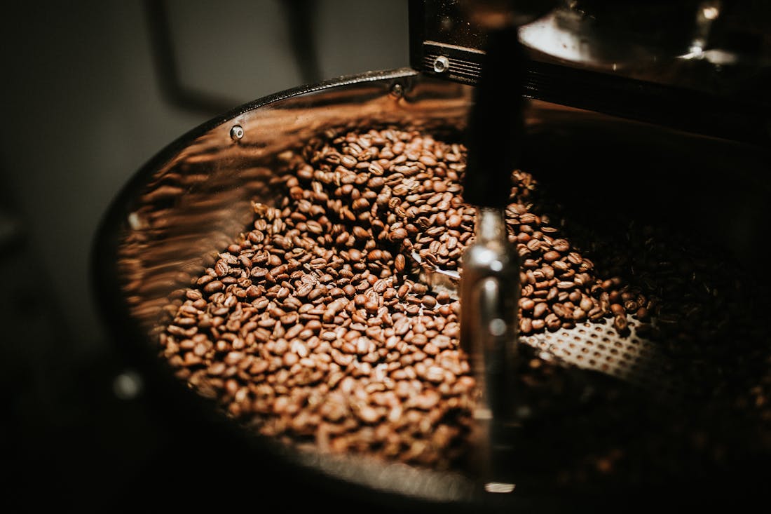 Grains de café qui tournent dans le tambour d'un torréfacteur